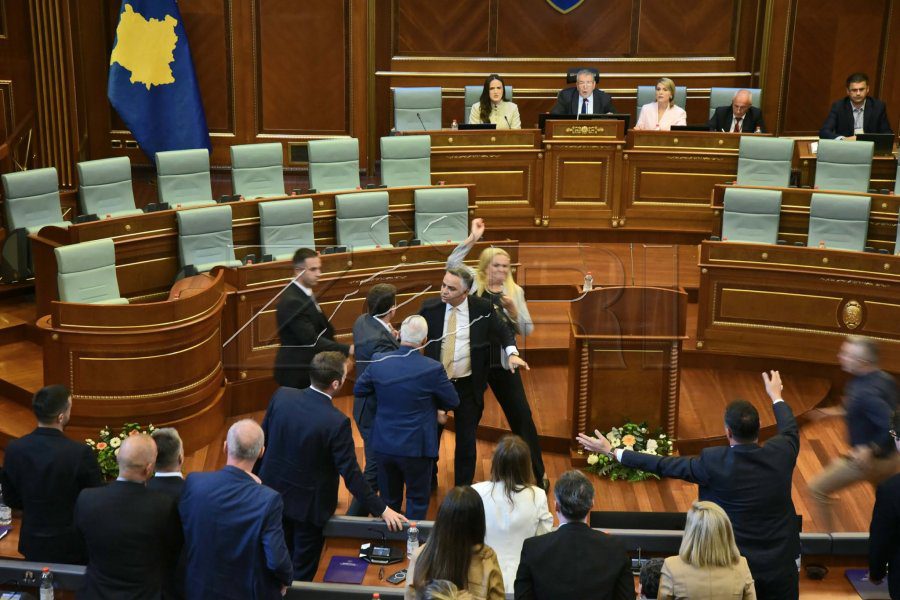 Deputetja e Aleancës Hedh Vezët ndaj Kurtit si Aksion Spontan, Thotë se Nuk Ka Pasur Skenar Politik