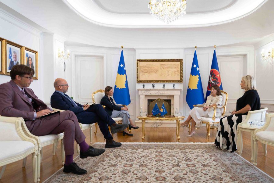 Presidentja në detyrë e Kosovës, Albulena Haxhiu, pritet nga shefja e BE-së, Eva Palatova
