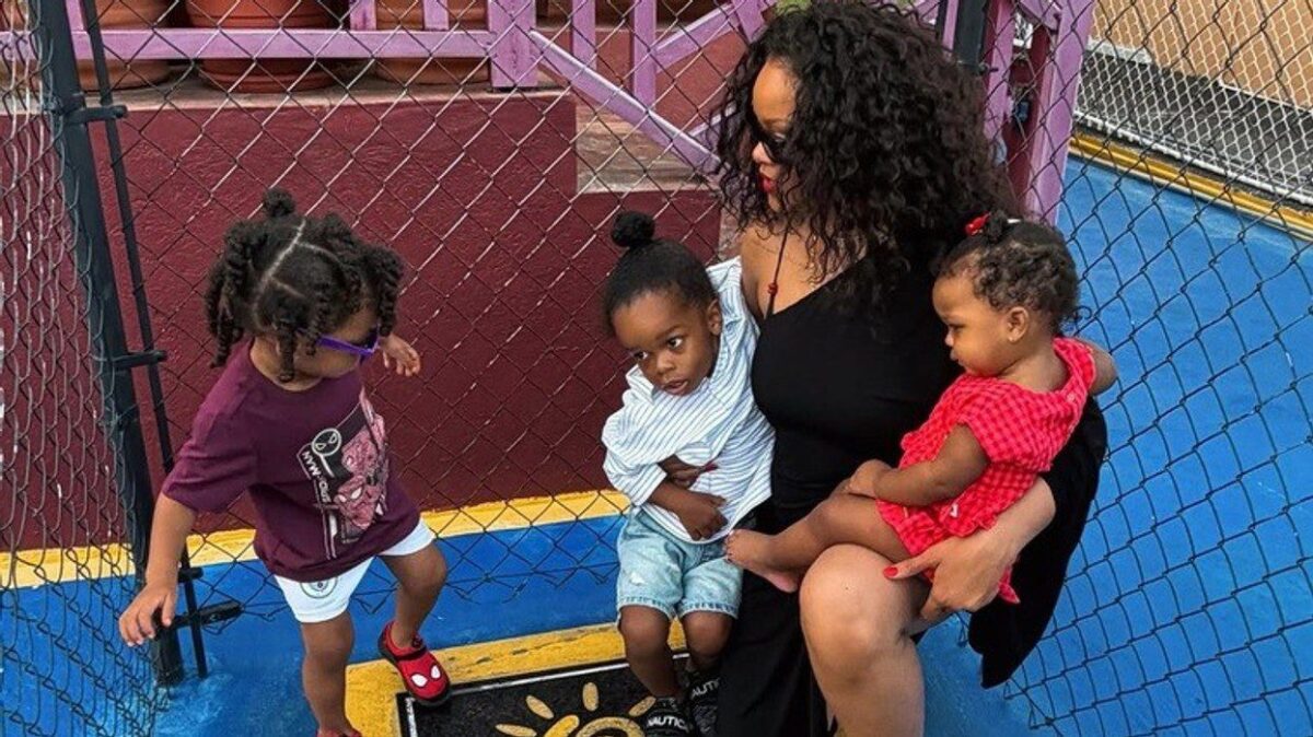 Rihanna viziton vendin e fëmijërisë së saj në Barbados me tre fëmijët e saj