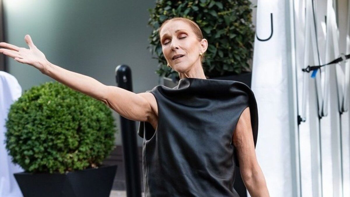 Celine Dion surprizon fansat në Paris me performancë improvizuar para hotelit