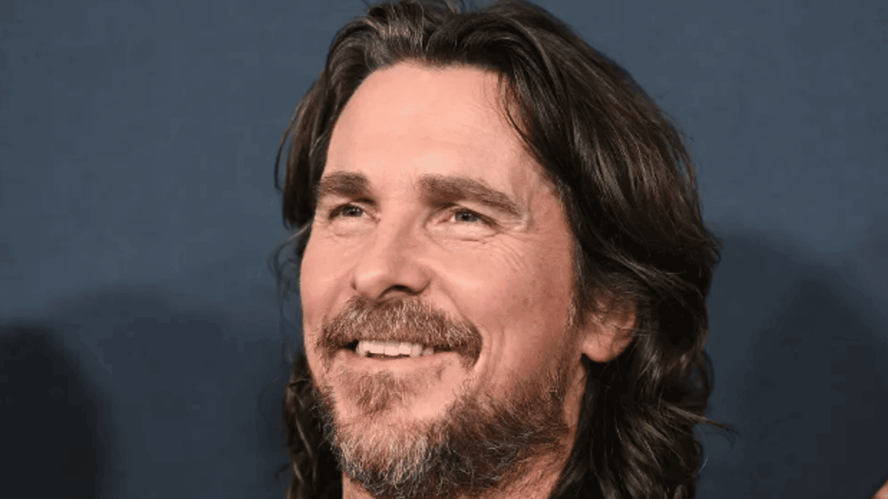 Christian Bale hap qendër për fëmijët në kujdestari në Kaliforni