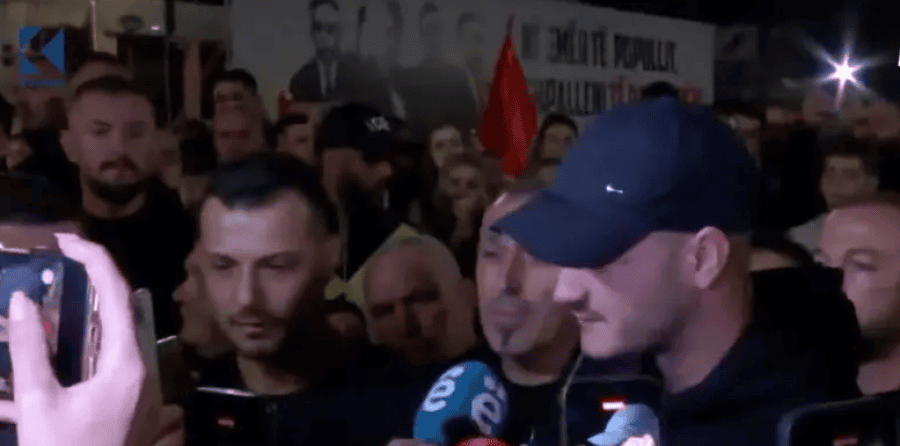 Klestor Veseli, djali i Kadri Veselit, merr pjesë në protestë në Prishtinë
