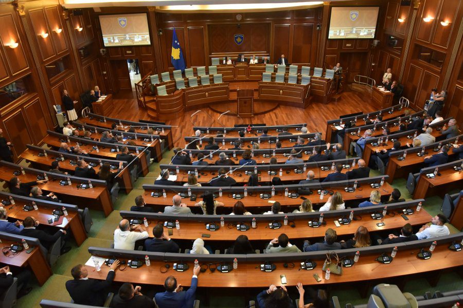 Seanca Konstituive e Kuvendit të Kosovës ndërpritet për Mungesë Marrëveshjeje Politike
