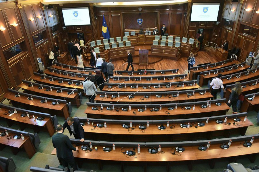 Kryetarja e Kuvendit Albulena Haxhiu ndërpret përsëri seancën konstituive
