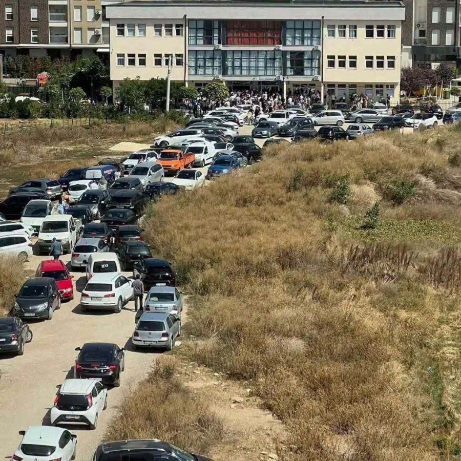 Drejtoria e shkollës në Fushë Kosovë bën apel: Shmangni dërgimin e fëmijëve në shkollë me automjete