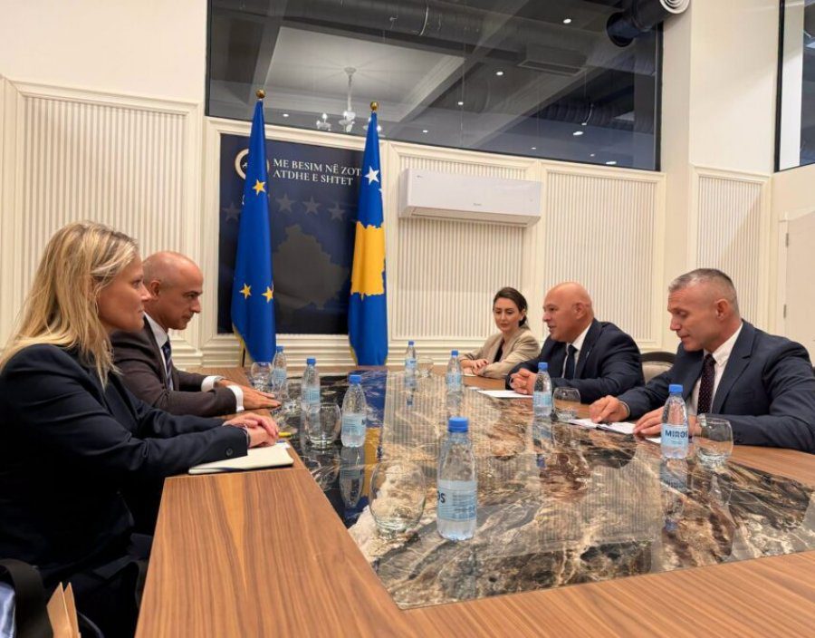 Ardian Gjini diskuton me shefin e EULEX-it për sistemin e drejtësisë në Kosovë