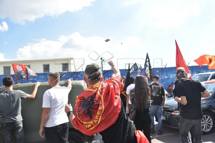 Drama pranë bazës së EULEX-it në Prishtinë: Qytetarët hedhin gurë dhe dëmtojnë objektin