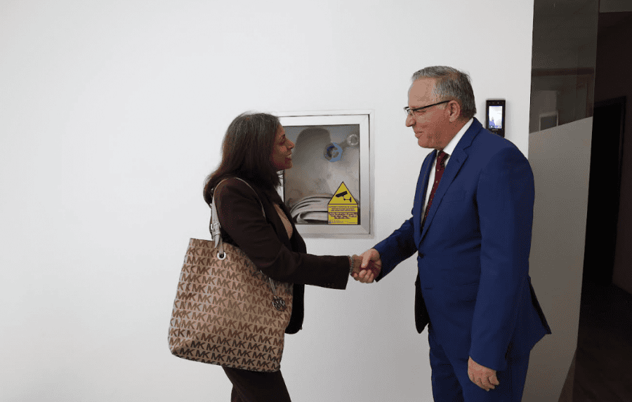 Kryetari i PDK-së, Bedri Hamza, takohet me Ambasadoren e SHBA-së në Kosovë: Rëndësia e krijimit të Kuvendit dhe stabilitetit politik