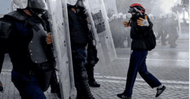 Bora Muzhaqi: Rinia duhet të dëgjohet, por pa dhunë