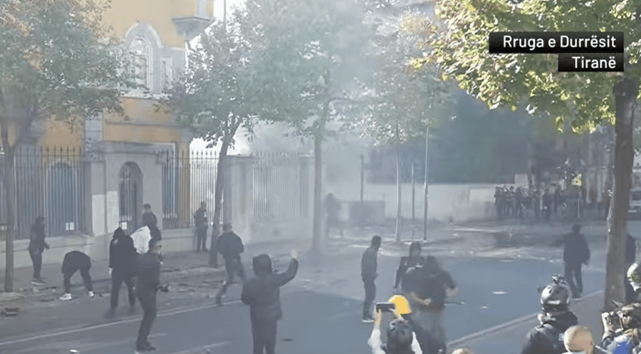 Tensionet në Protestën e Studentëve në Tiranë: Një Situatë e Komplikuar