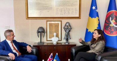 Vjosa Osmani Takon Ambasadorin Britanik: Thellimi i Bashkëpunimit me Mbretërinë e Bashkuar