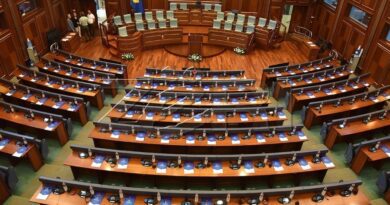 Protestat për Ligjin e Dhomave të Specializuara: Çfarë po ndodh në Kuvend?