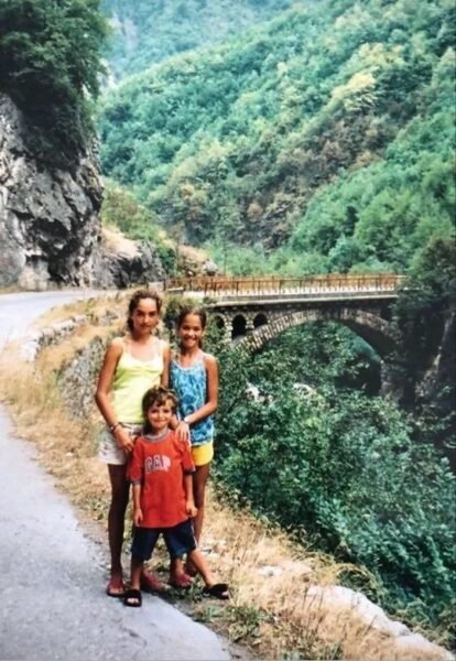 rita ora ne peje femij