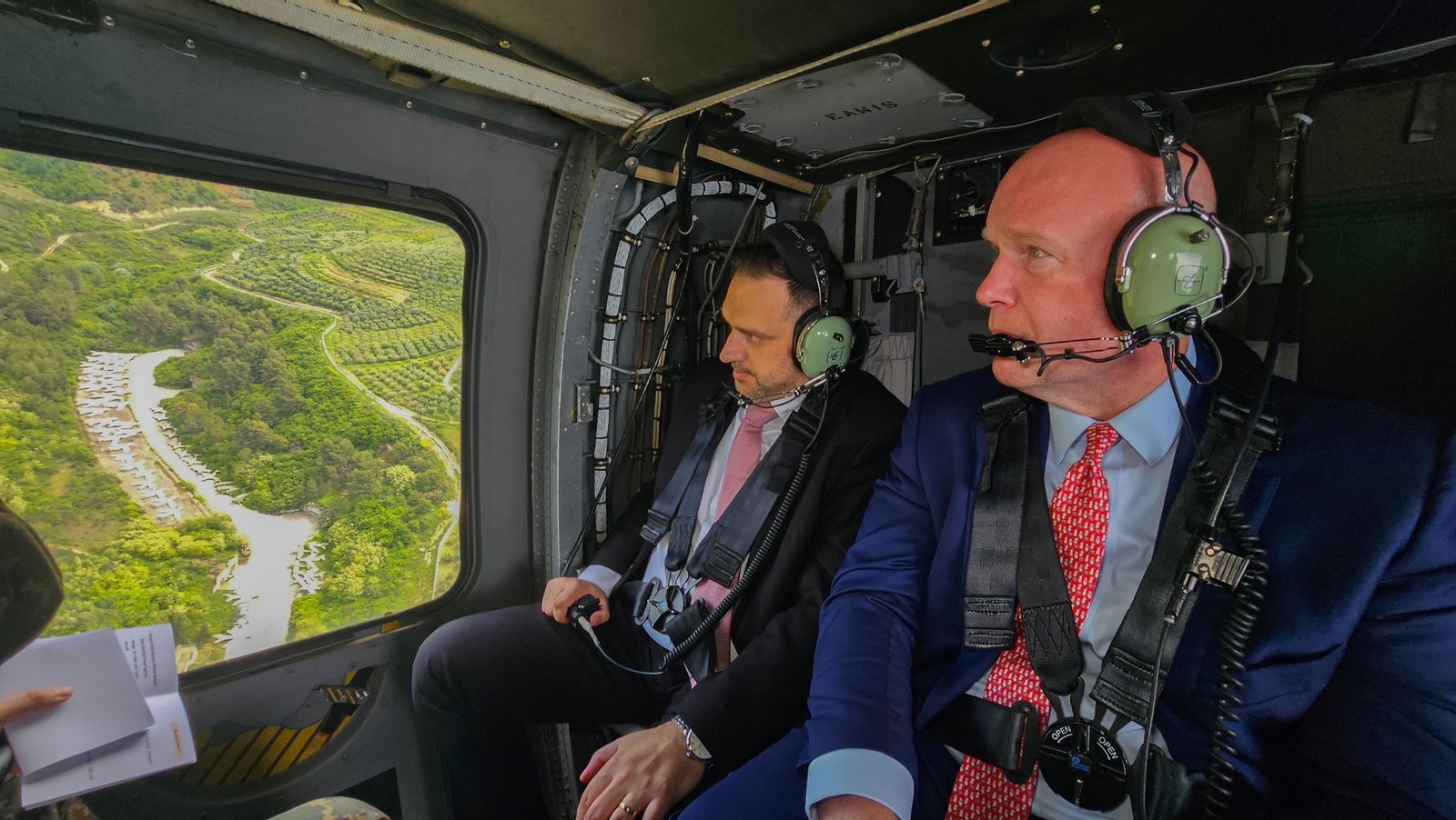 Fluturimi i Ambasadorit të SHBA-së në NATO mbi Bazën Ajrore të Kuçovës: Diskutime për rolin e Shqipërisë si nyje logjistike e NATO-s