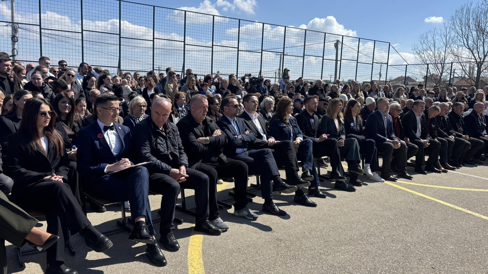 Komuna e Skenderajt organizon homazhe për Masakrën e Rezallës: ‘Nuk duhet lejuar që të fyhen vlerat e luftës’