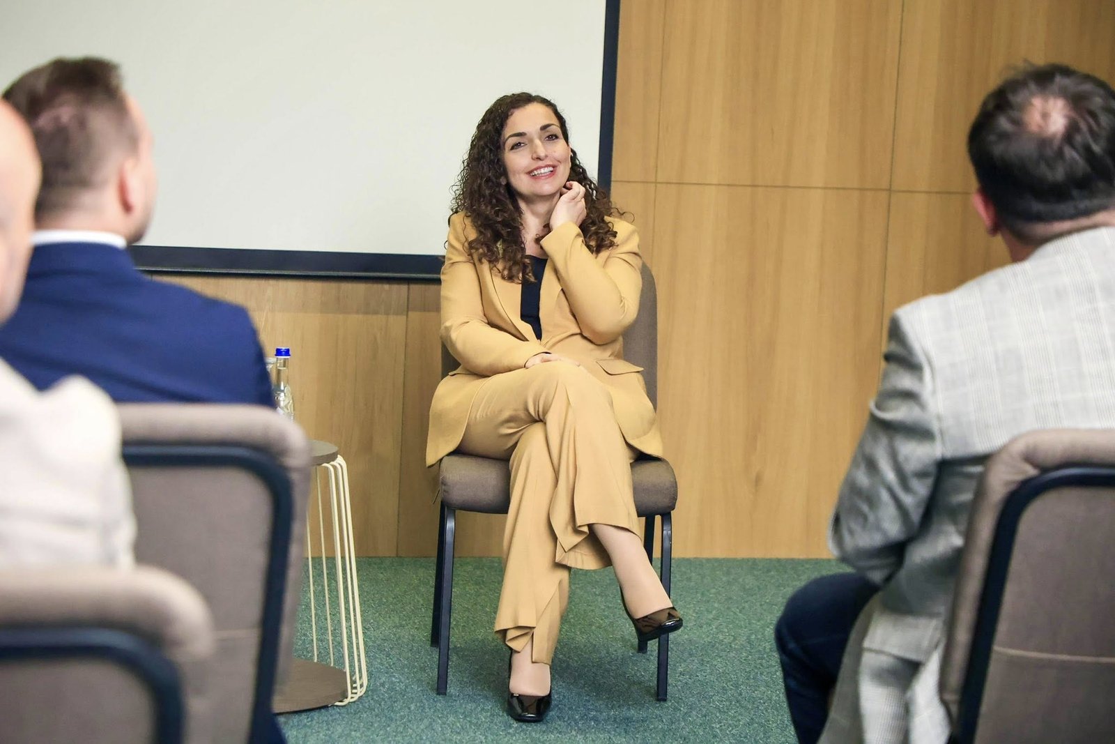Vjosa Osmani takon banorët në Mramor dhe thotë: ‘Prishtina ecën përpara kur ecim bashkë’
