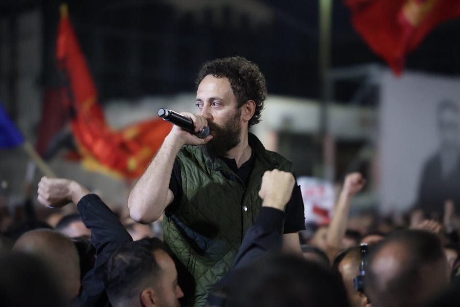 Protesta ‘Jo në emrin tim’: Qytetarët Thirren të Vijnë me Çadra