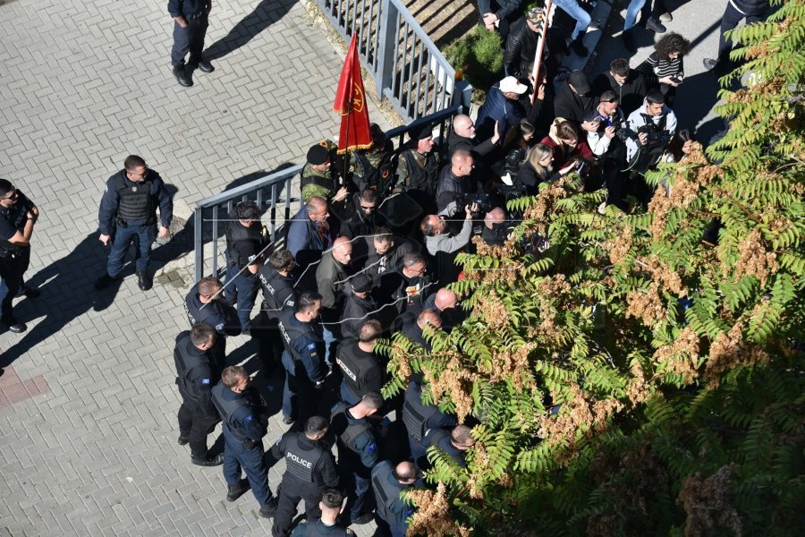 Thirrja e Kryetares Haxhiu për Qetësi në Protestat para Kuvendit të Kosovës