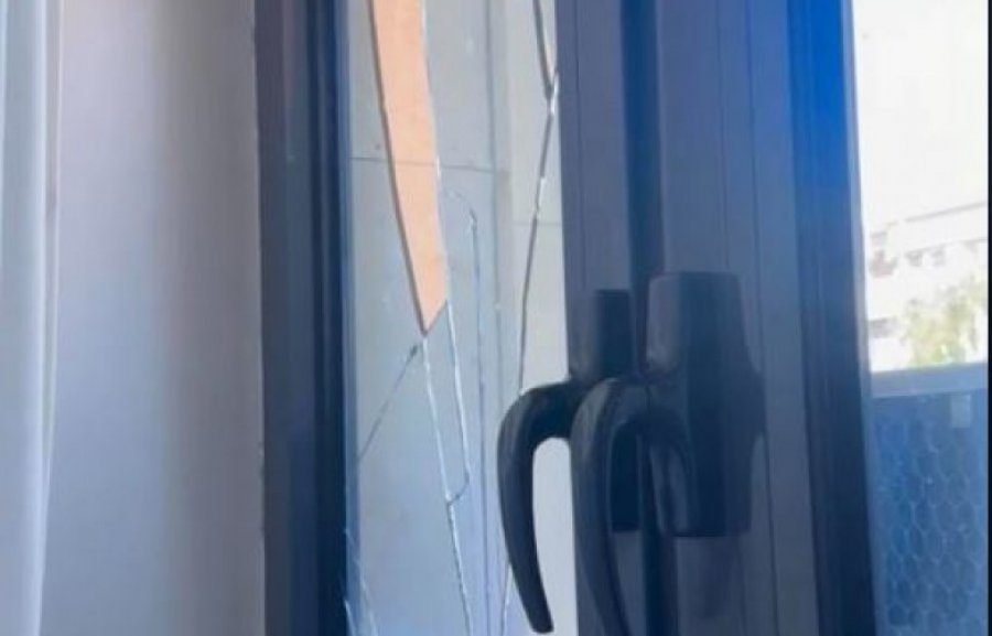Protesta para Kuvendit të Kosovës: Dritaret thyer dhe thirrje për paqe