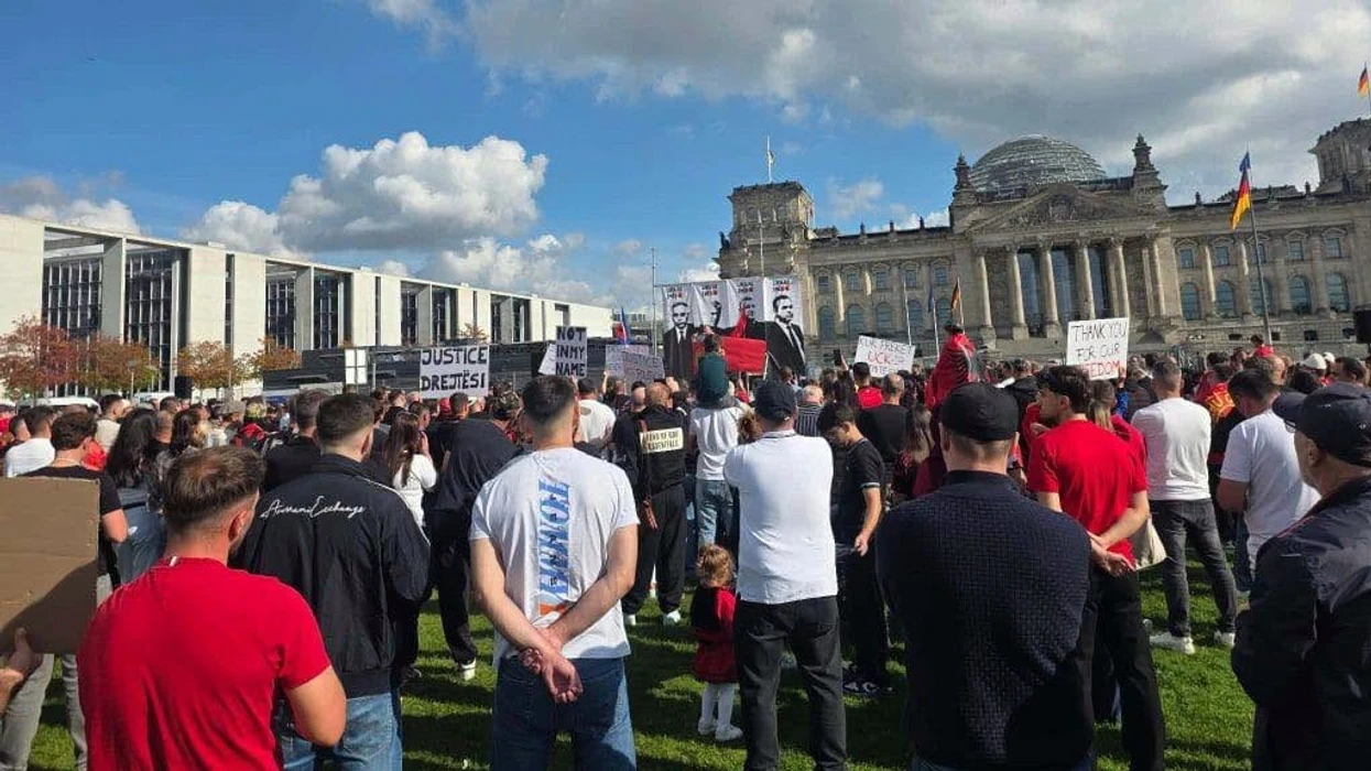Protesta ‘Jo në emrin tim’ në Berlin: Mërgimtarët shqiptarë protestojnë kundër Gjykatës Speciale