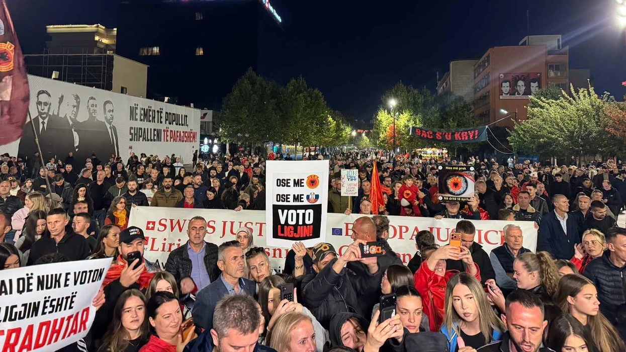 Protesta në Prishtinë: Kërkesat për Ndryshimin e Ligjit për Dhomat e Specializuara